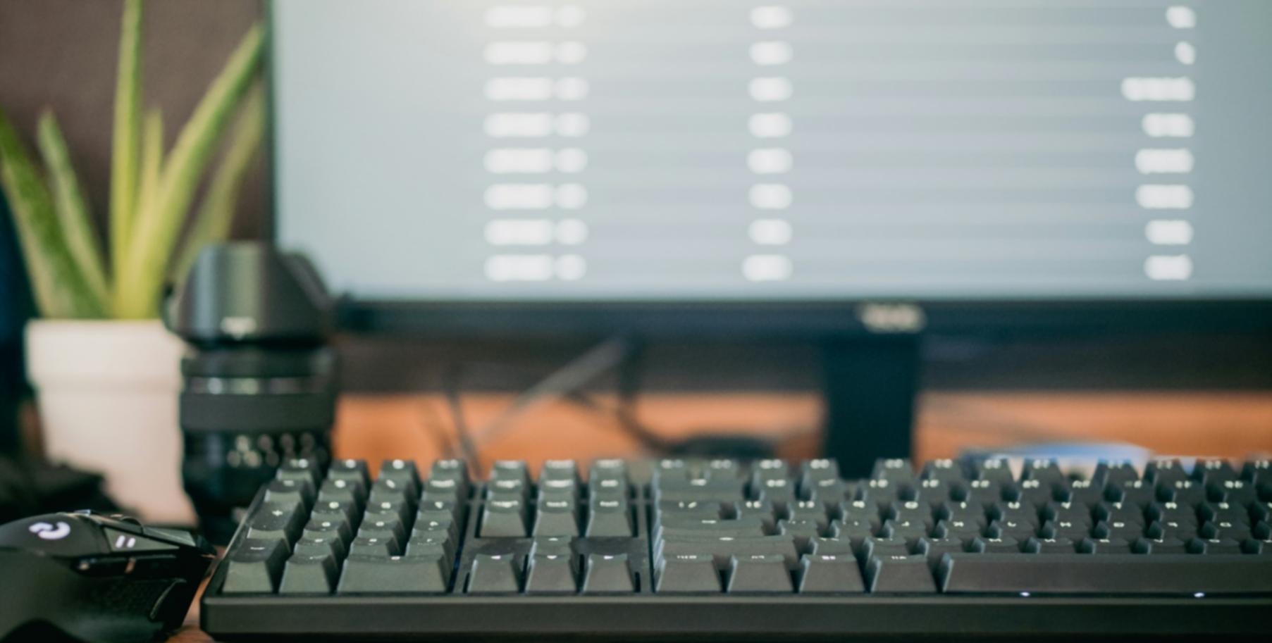 Teilnehmer arbeiten gemeinsam an Virtualisierungsprojekten in einer modernen Lernumgebung